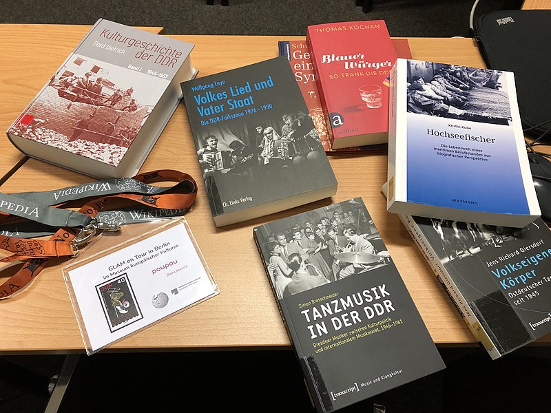 Einige Bücher aus dem Literaturapparat auf dem Tisch. Unter anderem "Volkies Lied und Vater Staat", "Tanzmusik in der DDR" und "Kulturgeschichte der DDR"